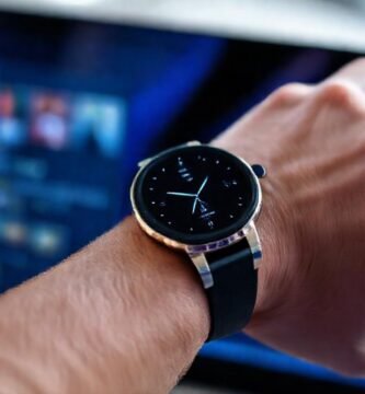 Reloj inteligente conecta con tecnología digital