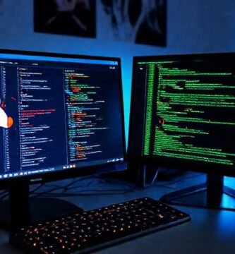 Un escritorio técnico moderno y limpio