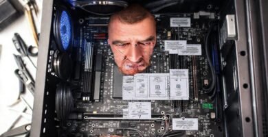 Técnico frustrado descompone la placa base