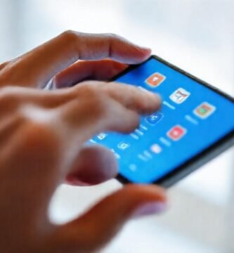 Manos y pantalla capturan tutorial moderno