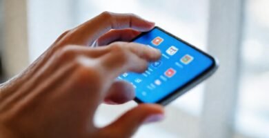 Manos y pantalla capturan tutorial moderno