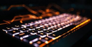 Teclado futurista emite luz minimalista