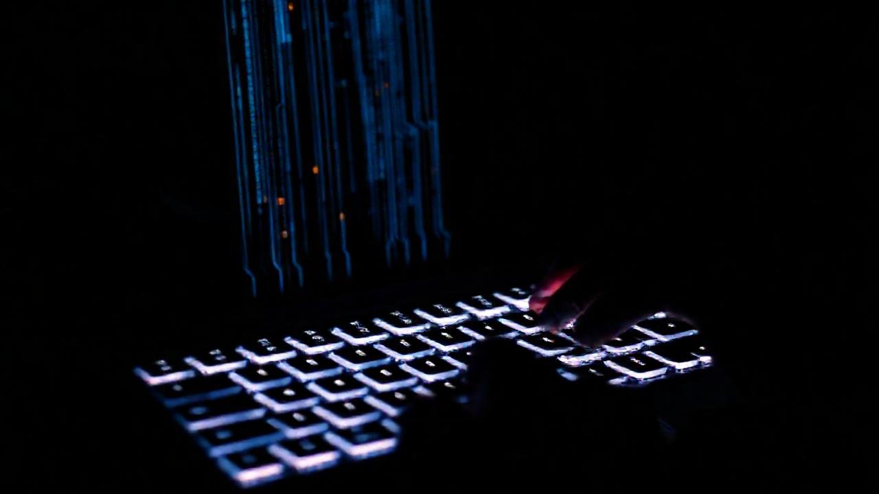 Teclado digital emite misterio en la oscuridad