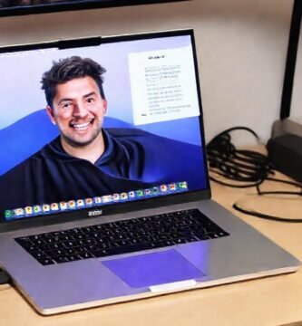 Un usuario feliz usa su Mac