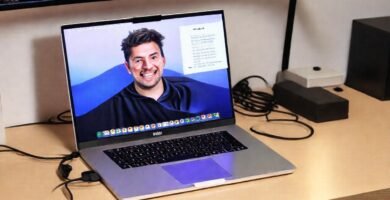 Un usuario feliz usa su Mac