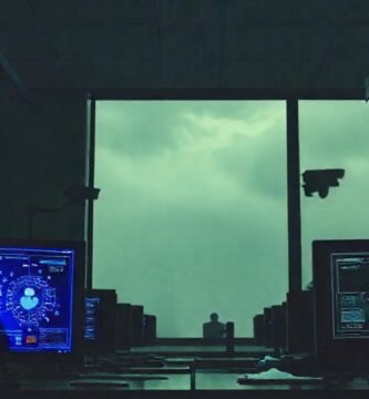 Ambiente corporativo tenso y vigilado