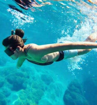 Un dispositivo tecnológico nadando bajo el agua