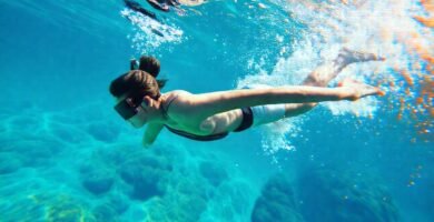 Un dispositivo tecnológico nadando bajo el agua