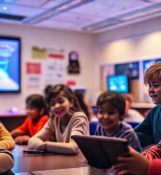 Tecnología inclusiva ilumina aulas diversas y optimistas