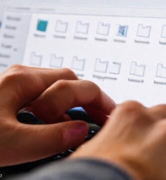 Manos escriben en Windows 11