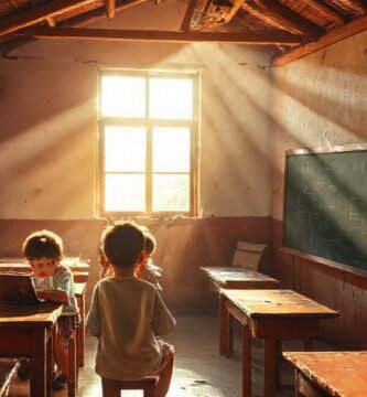 Niños aprenden con tecnología en escuela