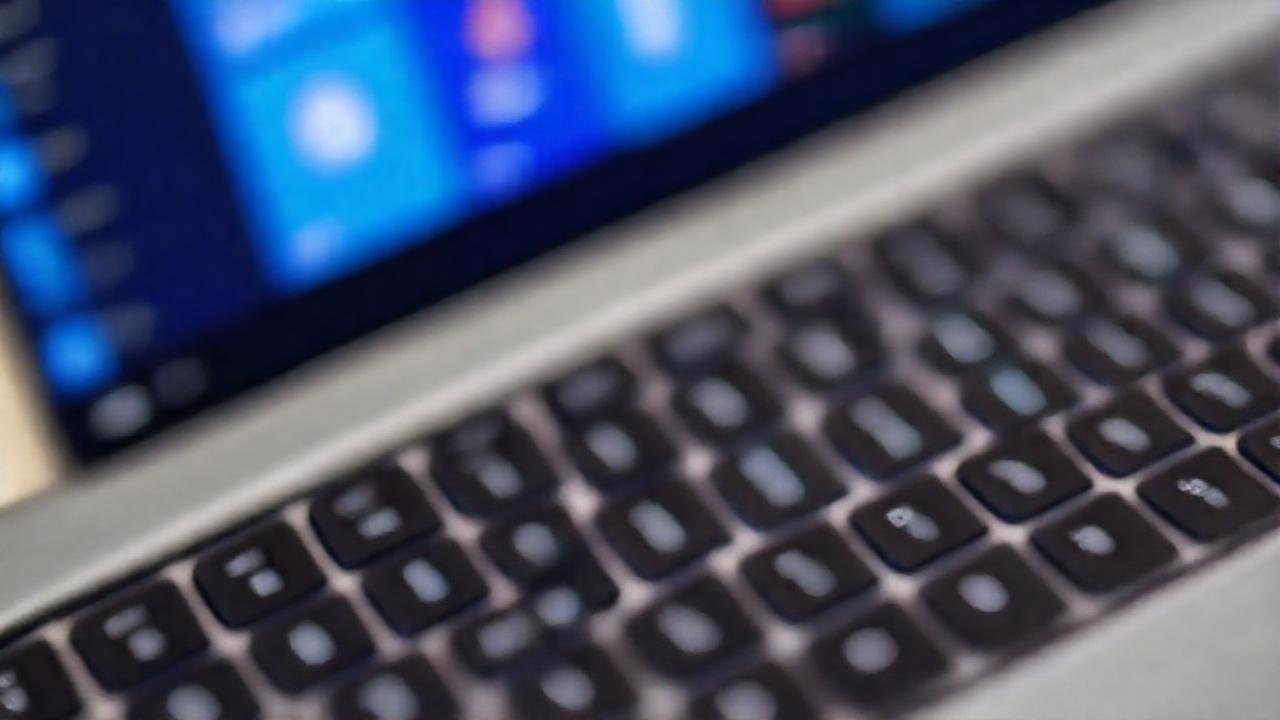 Tecnología minimalista y colorida para Windows 10