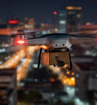 Drones nocturnos entregan paquetes eficientemente