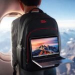 Viaje aventurero con tecnología compacta y colorida